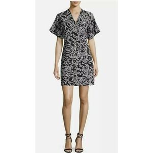 Diane von Furstenberg V-neck flare mini dr…